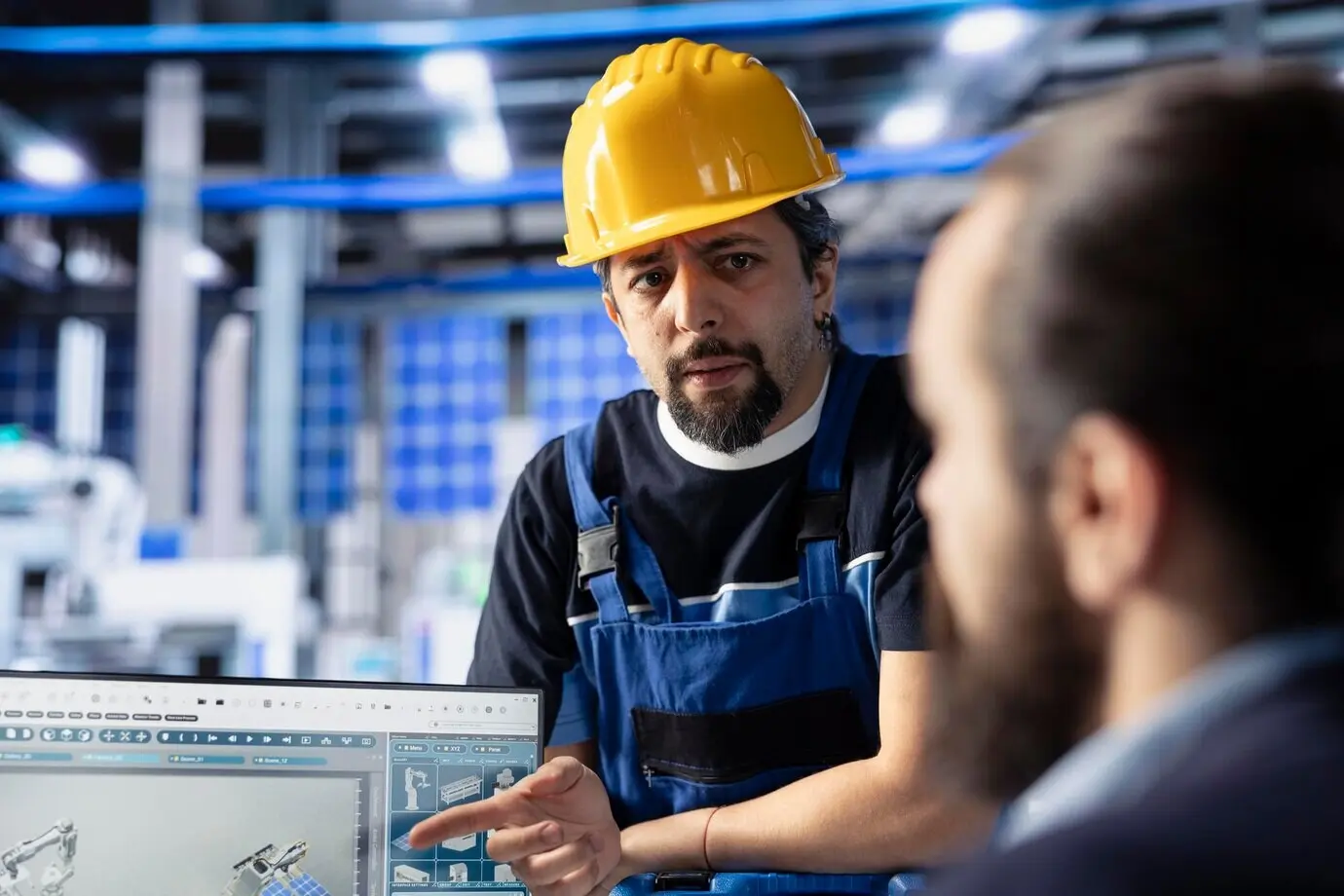 Equipo de ingeniería de una instalación de paneles solares revisando el rendimiento del sistema fotovoltaico