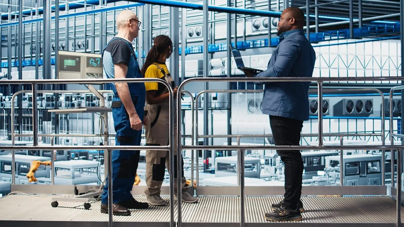 Inversor que visita una planta de paneles solares de industria 40 y habla con ingenieros.