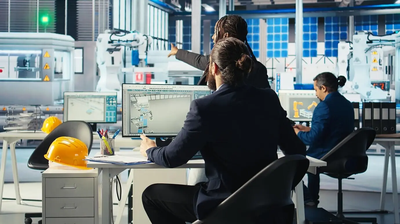 Gerente de una fábrica fotovoltaica ecológica trabajando con el equipo de ingeniería solar