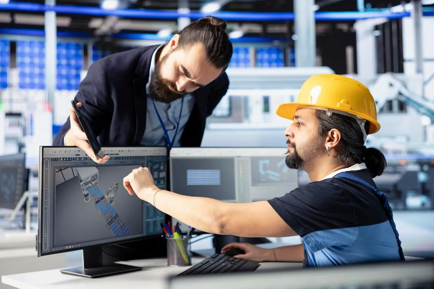 Líder de equipo que supervisa el trabajo realizado por un hombre que desarrolla diseños de paneles solares.
